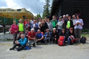 Fotografija Zupanca  Celotna skupina pred kočo na Pesku